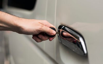 Cómo arreglar la cerradura de la puerta del coche